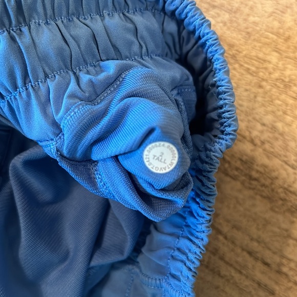 Lululemon short 2 tall - Picture 3 of 3
